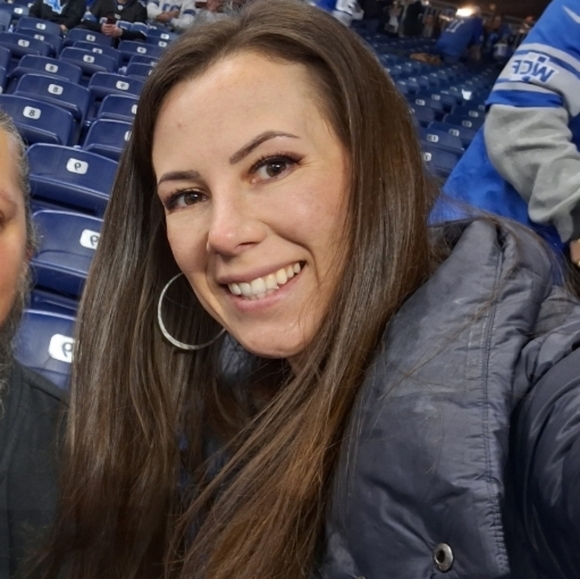 Bookmark my closet! - Picture 1 of 6